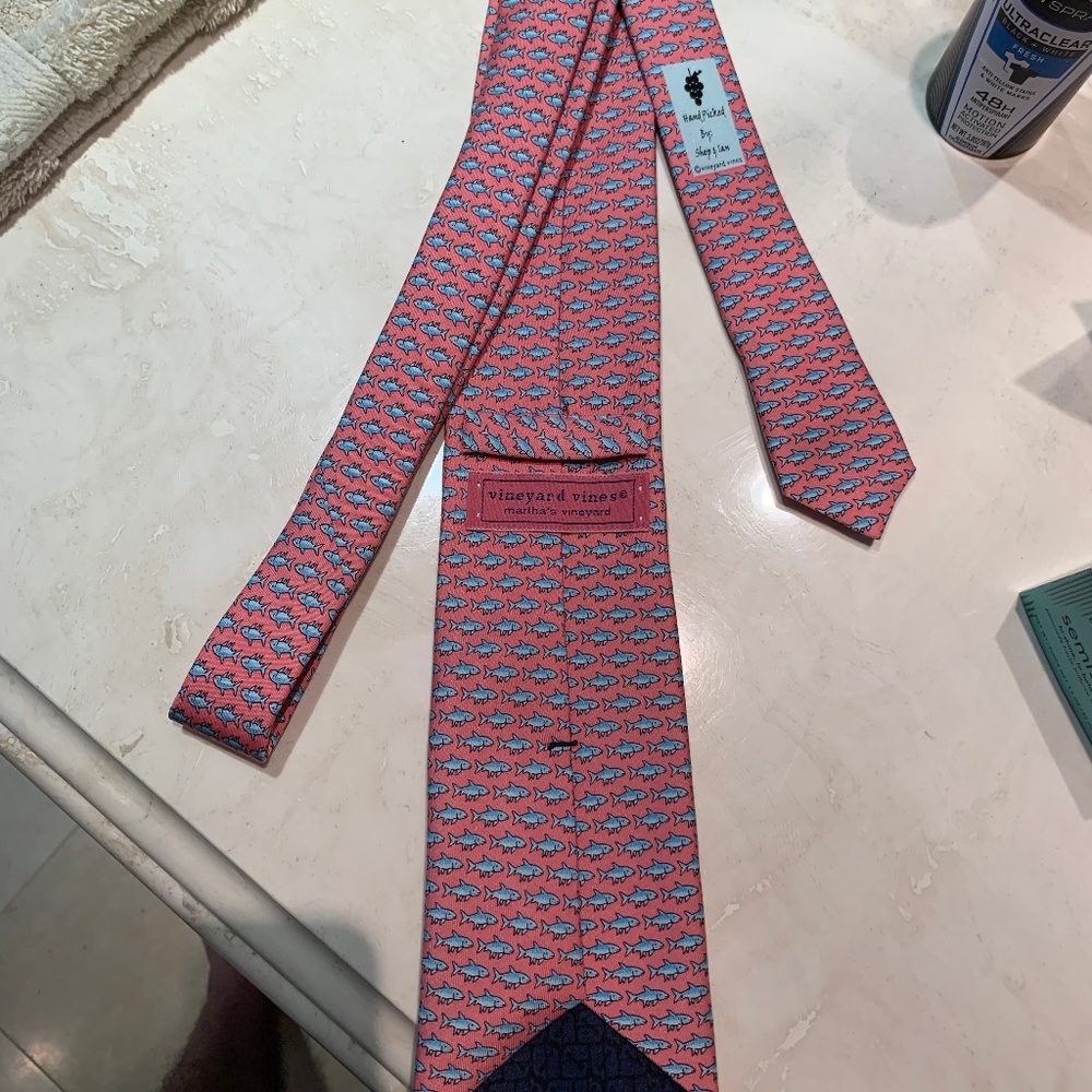 Vineyard Vines Men's Silk Shark Tie!